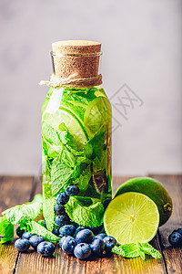 与Lime Mint和Blueberry的平流水输液瓶子饮料饮食草本植物清洁酒精蓝色食物水果图片