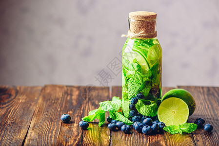 与Lime Mint和Blueberry的平流水饮食饮料果汁蓝色酒精水果清洁浆果薄荷输液图片