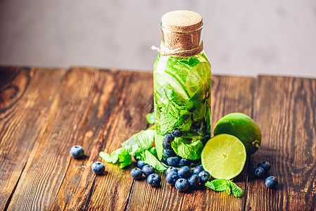 与Lime Mint和Blueberry的脱毒水水果排毒活力输液食物浆果薄荷饮食饮料瓶子图片