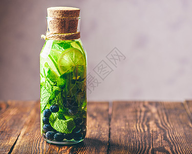 与Lime Mint和Blueberry的瓶装水饮料水果食物瓶子薄荷蓝色草本植物酒精饮食清洁图片