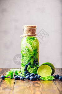 与Lime Mint和Blueberry水清洁蓝色水果草本植物排毒浆果饮食酒精果汁饮料图片