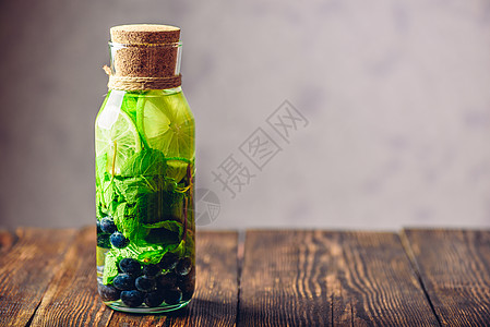 与Lime Mint和Blueberry的脱毒水输液薄荷浆果清洁蓝色排毒饮料饮食水果活力图片