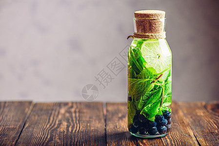 一瓶脱毒水果汁饮料薄荷食物活力草本植物瓶子水果酒精浆果图片