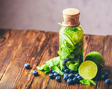 与Lime Mint和Blueberry水活力酒精果汁排毒浆果清洁饮料蓝色输液草本植物图片
