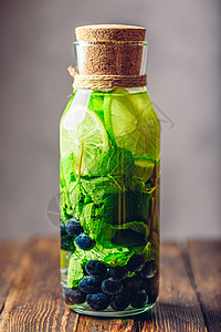 与Lime Mint和Blueberry的瓶装水草本植物浆果酒精瓶子输液活力饮料饮食薄荷食物图片
