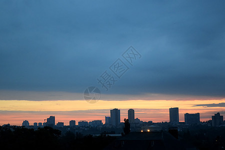 城市的日落 红太阳和黑夜的夕阳天线场景戏剧性地平线日出太阳市中心建筑建筑物阳光背景图片