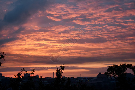 城市的日落 红太阳和黑夜的夕阳天际景观全景场景摩天大楼戏剧性地平线建筑学太阳日出图片