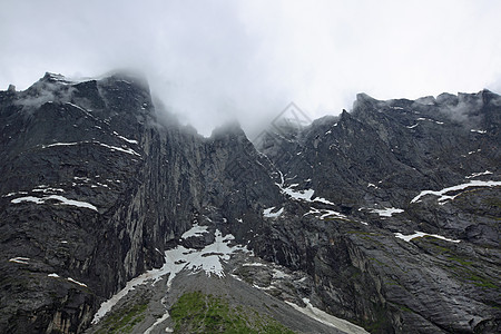 挪威的长城岩石巨魔悬崖冰川蔬菜山脉天空图片