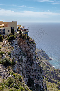 马杰卡一家餐厅的露台 建在悬崖上图片