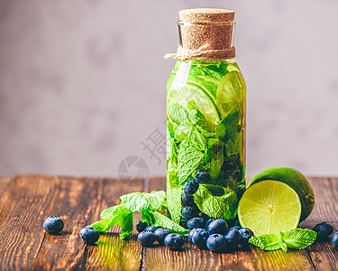灌水与Lime Mint和Blueberry水果输液清洁蓝色薄荷排毒食物草本植物酒精饮食图片