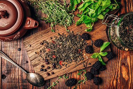 与黑莓 薄荷和惠美的绿茶草本植物百里香叶子高架文化水果砧板茶会茶壶香料图片