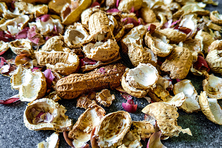 花生壳在桌子上 食物背景花生团体养分仿古裂缝乡村收成木头种子营养图片