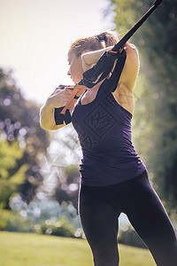 配备健身带的体操妇女培训女性运动员培训师耐力运动肌肉女孩力量带子训练图片