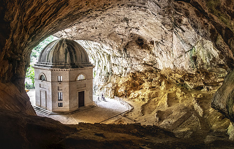 意大利洞穴内的教堂 — 马尔凯 —洞穴附近的 Valadier 教堂神庙图片