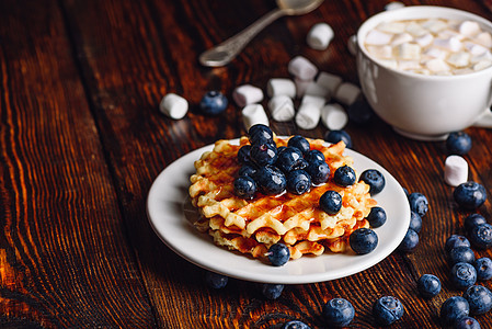 蓝莓和可可杯的华夫饼小吃午餐早餐巧克力糕点棉花勺子糖浆可可食物图片