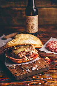 切肉板上的自制汉堡小吃乡村酒吧猪肉啤酒胡椒子火腿炙烤木板烧烤图片