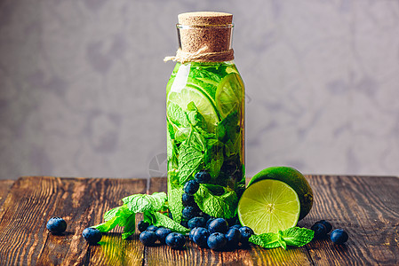 灌水与Lime Mint和Blueberry浆果清洁食物饮料输液果汁瓶子水果草本植物薄荷图片