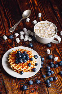 蓝莓和热巧克力的华夫饼杯子糖浆可可乡村早餐盘子浆果配料面包蓝色图片