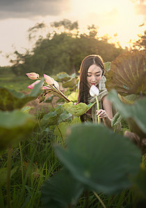 妇女收水百合收获女孩农村溪流女士女性叶子公园裙子农民图片