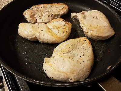 以油煎锅炒鸡肉做饭平底锅胸部家禽午餐烹饪火炉油炸食物图片