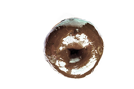 美味的甜甜圈与光滑的巧克力镜面釉隔离在白色背景上通过剪裁 顶视图图片