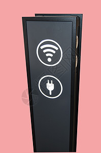 Wifi区信号塔 通过剪切 垂直拍摄在粉红背景上隔绝的维菲区信号台对购物购物市场移动电话进行充电图片