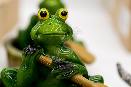 陶瓷绿青蛙辣椒眼睛白色玩具两栖动物雨蛙胡椒野生动物宏观蟾蜍图片