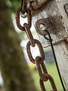 生锈的链子和金属 loc宏观建造力量材料古董工业腐蚀棕色白色安全图片