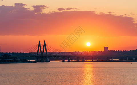 俄罗斯喀山的千禧桥场景反射景观太阳旅行建筑学日出风景摩天大楼绳索图片