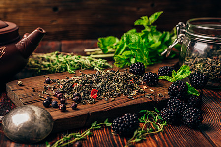 与黑莓 薄荷和惠美的绿茶乡村草本植物调味品香料砧板茶壶茶会文化早餐食物图片