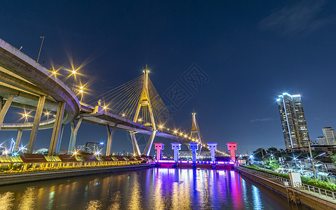 Bhumibol大桥河大桥 晚上用多种颜色打开灯光外表光源夜景戒指城市电缆地标反射夜空远景背景图片