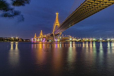 Bhumibol大桥河大桥 晚上用多种颜色打开灯光场景风景电缆外表夜景视野夜空交通建筑学色光图片