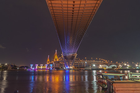 Bhumibol大桥河大桥 晚上用多种颜色打开灯光场景夜景光源外表天空建筑密蓬建筑学城市海景图片