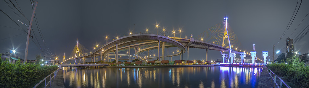 Bhumibol大桥河大桥 晚上用多种颜色打开灯光地标全景景观街道夜景外表天空运输海景反射图片