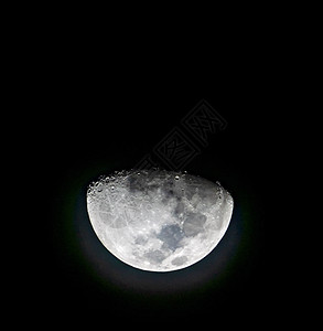 第一季度后的月亮 连续两天 在时间上拍摄图片