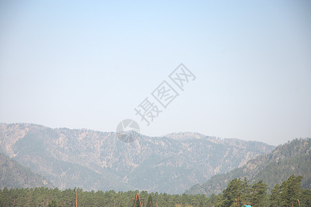 绿草地和高山 在远处的雾中 阿尔泰 西伯利亚 俄罗斯 风景图片