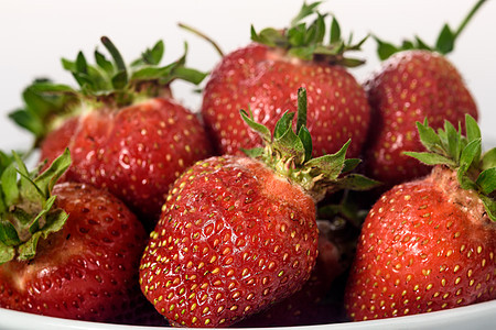 盘子上的草莓莓浆果红色水果饮食食物甜点叶子宏观白色绿色图片