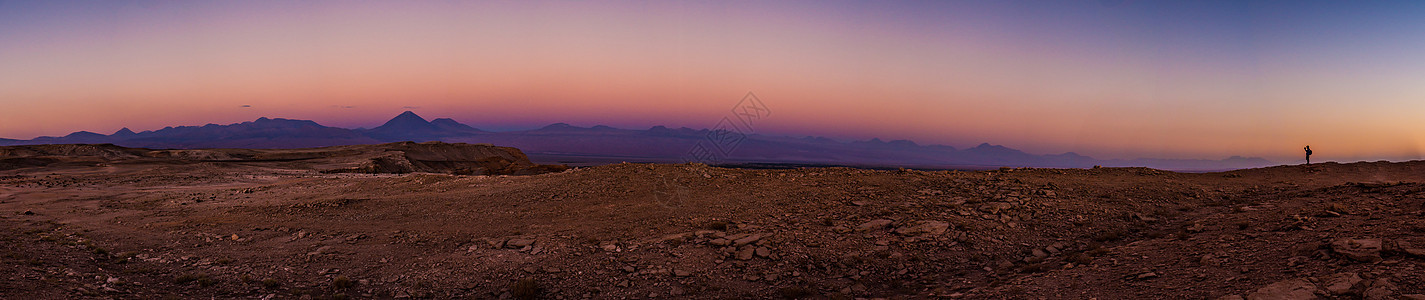 拍摄智利阿塔卡马沙漠令人难以置信的日落 在智利Atacama沙漠图片