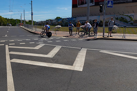 白俄罗斯明斯克-2019 年 6 月 25 日 来自摩尔多瓦 Korotas 的自行车手参加了 2019 年 6 月 25 日在图片