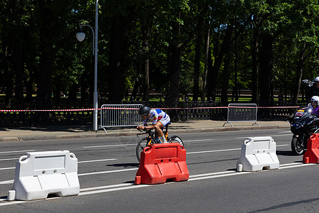 白俄罗斯明斯克2019 年 6 月 25 日 来自摩尔多瓦的自行车手参加了 2019 年 6 月 25 日在白俄罗斯明斯克举行的图片