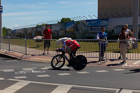 2019年6月25日至19日在白俄罗斯明斯克参加第二次欧洲运动会的男子分裂开始个人种族赛事 来自白俄罗斯的轮子头盔自行车耐力运动图片
