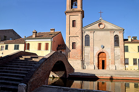 意大利Comacchio镇运河中的一座小教堂图片