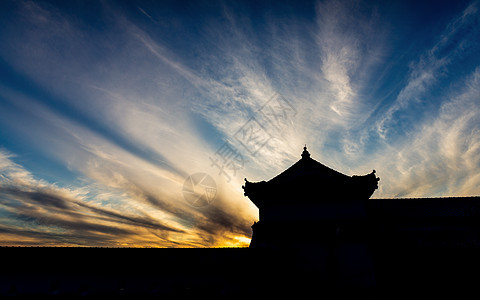 日落时天晴空的旧建筑的轮光场景图片