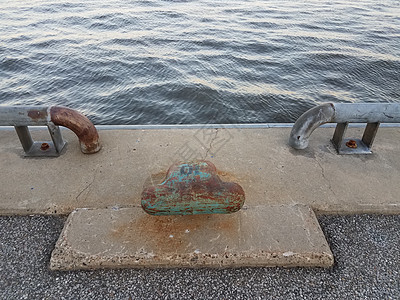 水泥 金属护栏和装有水的船绳图片