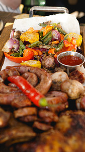 混合烤肉盘 各种美味的烧肉和蔬菜一起吃牛肉美食烧烤桌子餐厅牛扒家禽土豆烹饪乡村图片