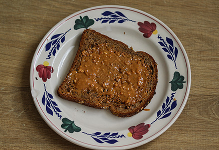 木本底白盘上花生酱的面包甜点奶油食物午餐勺子坚果水果营养饮食黄油图片