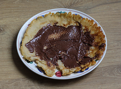 煎饼在盘子上 巧克力意面在木本底糖浆油炸小吃烹饪黄油食物蜂蜜早餐浆果午餐图片