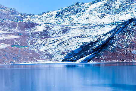 Tsomgo 湖 Tsongmo 或 Changu 湖 在冬季结冰 它是印度东甘托克锡金的一个冰川湖 湖面随着季节的变化而反射出图片