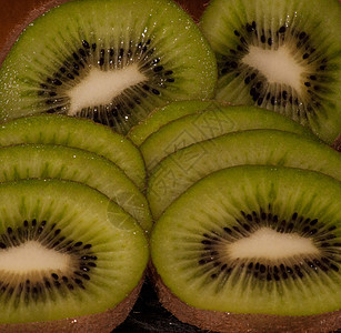 切片多汁的kiwi水果热带白色饮食奇异果食物宏观小吃营养果味绿色图片