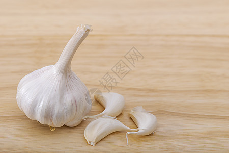 粗重大蒜和丁香香料味道白色蔬菜食物营养植物木头灯泡芳香图片